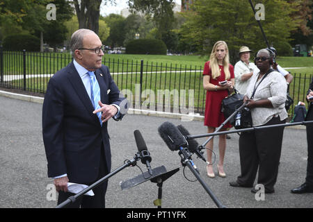 Washington, District de Columbia, Etats-Unis. 5Th Oct, 2018. WASHINGTON, DC : Larry Kudlow Directeur du Conseil économique national s'adresse à la presse à la Maison Blanche le 5 octobre 2018. Credit : Tasos Katopodis/CNP Crédit : Tasos Katopodis/CNP/ZUMA/Alamy Fil Live News Banque D'Images