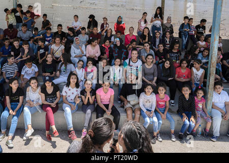 Bethléem, Palestine. Feb 9, 2018. Vu les élèves situés en regardant leurs amis chanter dans la cour pendant le stage d'été.Le retour de l'été Camp a été organisé pour les enfants du camp de réfugiés de Aida, il a été établi en 1950 par les Palestiniens qui ont été expulsés de leurs maisons à partir de 27 villes dans toute la Palestine, à savoir Nasra, Tabaria, Jérusalem, Acre, Jaffa, Haïfa et Hébron. Il s'agit d'une 4ème génération de réfugiés, 130 enfants âgés de 4 à 16 ans qui ont été ignorées par les instructeurs et les bénévoles de 20 et il a été financé par l'ONU jusqu'en 2000. (Crédit Image : © Enzo Tomasiello Banque D'Images