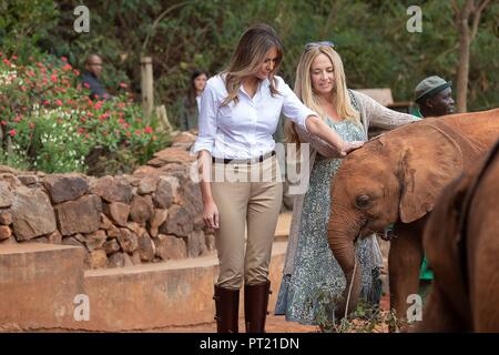 Au Kenya. 05Th Oct, 2018. La première dame des États-Unis Melania Trump aux côtés d'Angela Sheldrick, chef de la David Sheldrick Wildlife Trust, visites bébés éléphants à l'Orphelinat Sheldrick, le 5 octobre 2018 à Nairobi, au Kenya. La première dame sur son premier disque solo voyage international a été critiqué pour le port du casque colonial, longtemps un symbole de l'ouest en Afrique. colonialistes Credit : Planetpix/Alamy Live News Banque D'Images