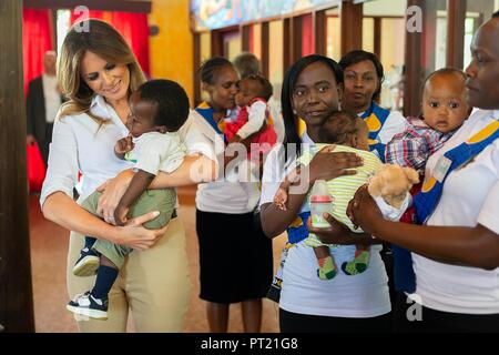 Au Kenya. 05Th Oct, 2018. La première dame des États-Unis Melania Trump contient de petits enfants dans le nid : la maison d'enfants le 5 octobre 2018à Limuru, au Kenya. La première dame sur son premier disque solo voyage international a été critiqué pour le port du casque colonial, longtemps un symbole de l'ouest en Afrique. colonialistes Credit : Planetpix/Alamy Live News Banque D'Images
