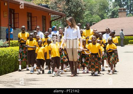 Au Kenya. 05Th Oct, 2018. La première dame des États-Unis Melania Trump promenades avec les enfants de l'école de chant au cours de sa visite au nid : la maison d'enfants le 5 octobre 2018à Limuru, au Kenya. La première dame sur son premier disque solo voyage international a été critiqué pour le port du casque colonial, longtemps un symbole de l'ouest en Afrique. colonialistes Credit : Planetpix/Alamy Live News Banque D'Images