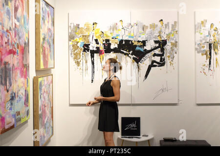 Houston, USA. 5Th Oct, 2018. Une femme se rend à la foire d'Art Contemporain du Texas à Houston, aux États-Unis, le 5 octobre 2018. Credit : Chanson Qiong/Xinhua/Alamy Live News Banque D'Images