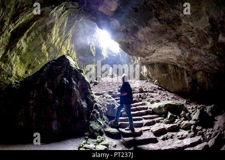 Herzberg, Basse-Saxe. 05Th Oct, 2018. Ralf Niebolk, gestionnaire de la Cave d'Unicorn, debout dans la grotte bleue de la Licorne grotte dans les montagnes du Harz. La grotte est la plus grande grotte des visiteurs dans la partie ouest du Harz. Le spécial : un trou dans le plafond de la grotte - la grotte bleue - permet à l'humidité en hausse de 90 pour cent à s'évaporer. Cette évaporation refroidissement vous permet de replonger le thermomètre - à un des 5 degrés. Credit : Swen Pförtner/dpa/Alamy Live News Banque D'Images