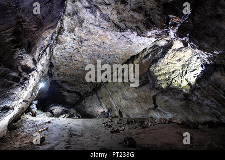 Herzberg, Basse-Saxe. 05Th Oct, 2018. Vue de la licorne grotte dans les montagnes du Harz. La grotte est la plus grande grotte des visiteurs dans la partie ouest du Harz. Le spécial : un trou dans le plafond de la grotte - la grotte bleue - permet à l'humidité en hausse de 90 pour cent à s'évaporer. Cette évaporation refroidissement vous permet de replonger le thermomètre - à un des 5 degrés. Credit : Swen Pförtner/dpa/Alamy Live News Banque D'Images