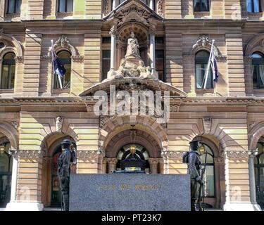 Sydney, Nouvelle-Galles du Sud, Australie. Nov 9, 2008. Une statue de la reine Victoria est au-dessus de l'entrée de l'ancien bâtiment du bureau de Poste Général Sydney actuellement consacrées à des boutiques, cafés, restaurants et un hôtel. En face de l'entrée est le cénotaphe, un monument de la Première Guerre mondiale, avec deux statues de bronze, un soldat et marin. Sydney est une destination favorite des touristes et voyageurs. Credit : Arnold Drapkin/ZUMA/Alamy Fil Live News Banque D'Images
