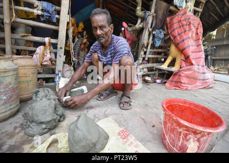 Kolkata, Inde. 6 octobre, 2018. La Déesse Durga avec ses quatre enfants d'autres idoles traditionnelles est en cours d'élaboration au Bataitala ville de Howrah pour le prochain la plus grande fête hindoue Durga Puja, au Bengale occidental, en Inde. Credit : Biswarup Ganguly/Alamy Live News Banque D'Images