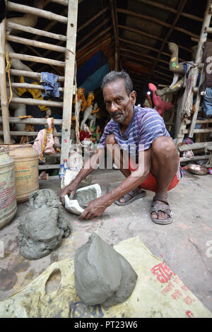 Kolkata, Inde. 6 octobre, 2018. La Déesse Durga avec ses quatre enfants d'autres idoles traditionnelles est en cours d'élaboration au Bataitala ville de Howrah pour le prochain la plus grande fête hindoue Durga Puja, au Bengale occidental, en Inde. Credit : Biswarup Ganguly/Alamy Live News Banque D'Images