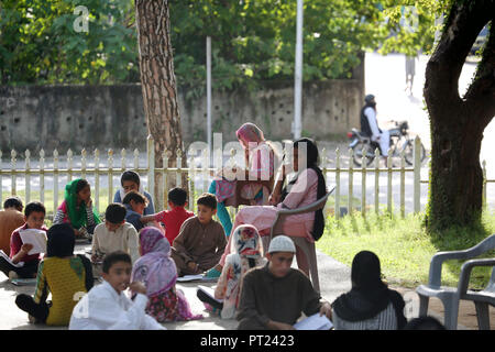 Islamabad, Pakistan. 5Th Oct, 2018. Les enseignants assistent à une classe lors d'une école de fortune mis en place dans un parc public à Islamabad, capitale du Pakistan, le 5 octobre 2018. La Journée mondiale des enseignants est célébrée le 5 octobre. Credit : Ahmad Kamal/Xinhua/Alamy Live News Banque D'Images