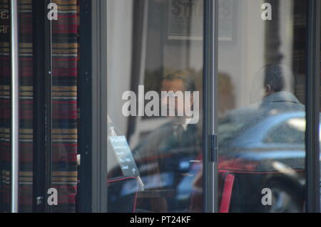 Paris, France. 06 Oct, 2018. Paul Loup SULITZER repéré dans le Bar des théâtres, Paris, France. Cérémonie d'obsèques et d'hommage pour le chanteur français Charles Aznavour. L'église arménienne de Paris, église Saint Jean-Baptiste. 6 OCTOBRE 2018 . 10h ALPHACIT NEWIM / Alamy Live News Crédit : Alphacit NEWIM/Alamy Live News Banque D'Images