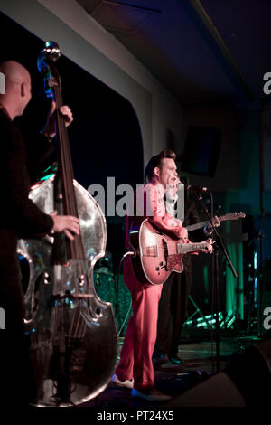 Norfolk, Royaume-Uni. 5 octobre 2018. Le Trio d'Angleterre Danny McVey effectuant à la 61ème Hemsby Rock 'n' Roll. Weeknder Credit : Adrian Buck/Alamy Live News Banque D'Images