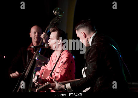 Norfolk, Royaume-Uni. 5 octobre 2018. Le Trio d'Angleterre Danny McVey effectuant à la 61ème Hemsby Rock 'n' Roll. Weeknder Credit : Adrian Buck/Alamy Live News Banque D'Images