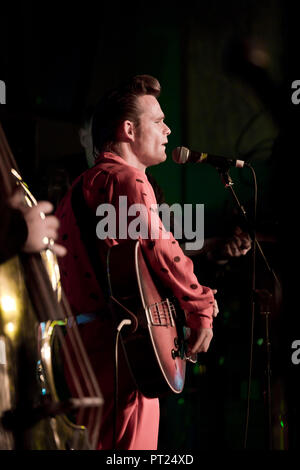 Norfolk, Royaume-Uni. 5 octobre 2018. Danny McVey, chant avec la Danny McVey Trio, effectuant à la 61ème Hemsby Rock 'n' Roll. Weeknder Photo : Adrian Buck / Alamy Live News. Credit : Adrian Buck/Alamy Live News Banque D'Images