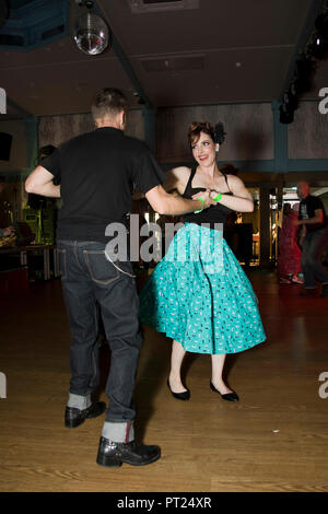 Norfolk, Royaume-Uni. 5 octobre 2018. Rock 'n' Roll fans, artistes et commerçants rétro pour recueillir la dernière Hemsby Rock 'n' Roll Weekender à Norfolk, en Angleterre. La musique rockabilly, be bop et jive la danse, la mode et les coiffures des années 50, les moteurs classiques et d'autres années 1950 Americana convergent pour la 61e, le premier week-end de la fêtes bi-annuelle qui aura lieu en 1988. Photo : Adrian Buck / Alamy Live News. Banque D'Images