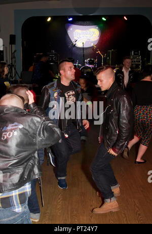 Norfolk, Royaume-Uni. 5 octobre 2018. Un des phénomènes de la musique qui attire tous les âges. David Rockabilly Monger bopping avec ses fils, des visiteurs réguliers à l'Hemsby Rock 'n' Roll Weekender. Credit : Adrian Buck/Alamy Live News Banque D'Images