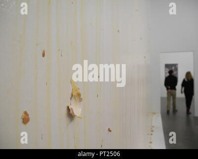 New York, USA. 28 Sep, 2018. Coquilles d'œufs collés au mur et la parole dans le cadre de l'exposition 'Au Naturel' par l'artiste Sarah Lucas. La femme britannique avait jeter femmes 1000 oeufs de poule contre un mur blanc. Le résultat est le "travail à grande échelle un millier d'oeufs : pour les femmes" et une partie de son exposition au musée 'Nouveau'. Credit : Johannes Schmitt-Tegge/dpa/Alamy Live News Banque D'Images