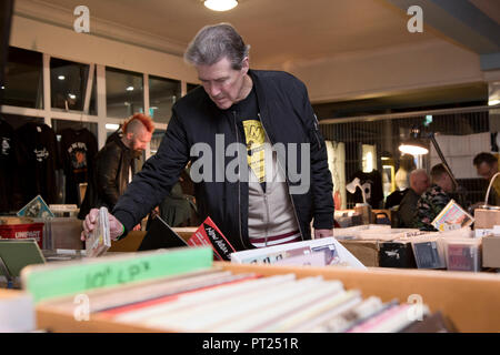 Vendredi 5 octobre 2018. Rock 'n' Roll fans parcourt le vinyle et CD archives pour leurs artistes préférés à la dernière jamais Hemsby Rock 'n' Roll Weekender. Photo : Adrian Buck / Alamy Live News. Banque D'Images