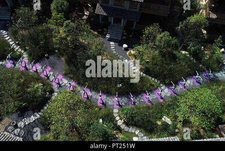 Les Griffin, dans la province de Hunan. 6 Oct, 2018. Photo aérienne prise le 6 octobre 2018 la pratique du yoga Le Yoga montre fans de Xiehe Township dans le district de Wulingyuan de Zhangjiajie, le centre de la Chine, dans la province de Hunan. Credit : Wu Yongbing/Xinhua/Alamy Live News Banque D'Images
