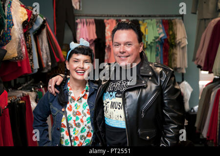 Norfolk, Royaume-Uni. 5 octobre 2018. Modèle américain et créateur de mode de Bernie Dexter avec mari Levi Dexter de Levi et l'Rockats" dans la cale à la mode la dernière jamais Hemsby Rock 'n' Roll Festival. Credit : Adrian Buck/Alamy Live News Banque D'Images