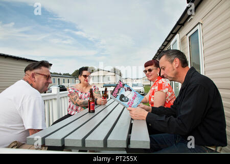 Norfolk, Royaume-Uni. 5 octobre 2018. Rock 'n' roll fans apprécier une bière à leur caravane lors de la vérification le programme d'actes pour la dernière jamais Hemsby Rock 'n' Roll Weekender. Credit : Adrian Buck/Alamy Live News Banque D'Images