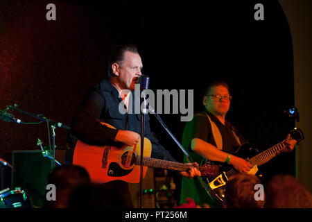 Norfolk, Royaume-Uni. 5 octobre 2018. Hemsby Rock n Roll Weekender. Loi Jack Baymoore & Rockabilly les bandits à effectuer le dernier Hemsby Rock n Roll Weekender. Credit : Adrian Buck/Alamy Live News Banque D'Images