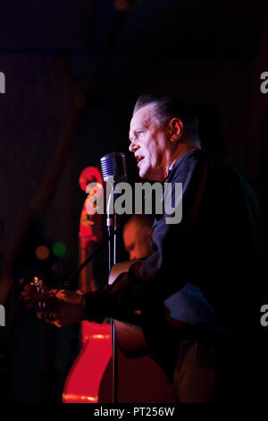 Norfolk, Royaume-Uni. 5 octobre 2018. Hemsby Rock n Roll Weekender. Loi Jack Baymoore & Rockabilly les bandits à effectuer le dernier Hemsby Rock n Roll Weekender. Credit : Adrian Buck/Alamy Live News Banque D'Images