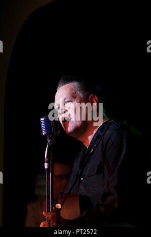 Norfolk, Royaume-Uni. 5 octobre 2018. Chanteur Jack Baymoore en spectacle avec les Bandits à la dernière Hemsby Rock n Roll Weekender. Credit : Adrian Buck/Alamy Live News Banque D'Images