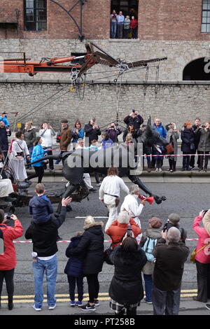 Liverpool, Royaume-Uni. 6 octobre 2018. Jour 2 de la Royal de Luxe Xolo géant spectaculaire, le chien géant va courir pour le plus grand plaisir de la foule. Credit : Ken Biggs/Alamy Live News. Banque D'Images