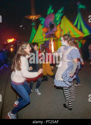 Vancouver, Canada. 5Th Oct, 2018. Les acteurs en costume d'essayer de faire peur aux gens dans la peur de l'événement annuel de nuits au Pacific National Exhibition à Vancouver, Canada, 5 octobre 2018. L'événement se déroule du 5 octobre au 31. Credit : Liang Sen/Xinhua/Alamy Live News Banque D'Images