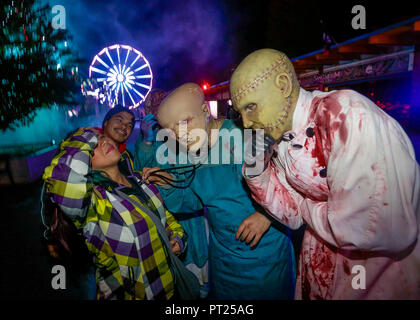 Vancouver, Canada. 5Th Oct, 2018. Les visiteurs interagissent avec les acteurs costumés à l'assemblée annuelle de l'événement à l'Effroi Nuits Pacific National Exhibition à Vancouver, Canada, 5 octobre 2018. L'événement se déroule du 5 octobre au 31. Credit : Liang Sen/Xinhua/Alamy Live News Banque D'Images