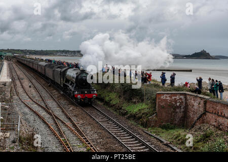 Cornwall, Royaume-Uni. 6 octobre 2018. IThe Flying Scotsman, à St Michaels Mount Cornwall, Le moteur laisse la vapeur comme des gens sur la plate-forme montre. 6-11-2018 crédit: Kathleen White/Alay Live News Banque D'Images