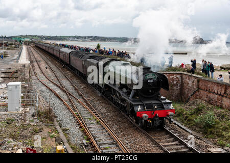 Cornwall, Royaume-Uni. 6 octobre 2018. Le Flying Scotsman, à St Michaels Mount Cornwall, Le Flying Scotsman est un service express de trains de voyageurs qui a fonctionné entre Édimbourg et Londres., lors d'une visite à Cornwall, Le moteur laisse la vapeur comme des gens sur la plate-forme Watch.Credit: Kathleen White/Alay Live News Banque D'Images