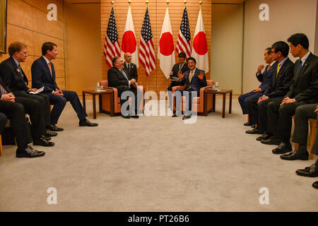 Tokyo, Japon. 06 Oct, 2018. La secrétaire d'État des États-Unis, Mike Pompeo, gauche, lors d'une réunion bilatérale avec le Premier ministre japonais Shinzo Abe à la résidence officielle de Kantei Octobre 6, 2018 à Tokyo, Japon. Pompeo arrêté au Japon pour des consultations avant de passer à la Corée du Nord à poursuivre les discussions. Credit : Planetpix/Alamy Live News Banque D'Images