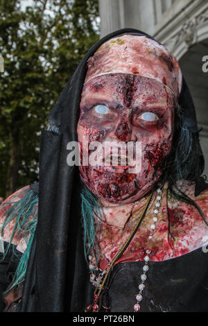 Londres, Royaume-Uni. 6 octobre 2018. Ne pas être dupé par cet effrayant à monstres ,au-dessous de tous les d'eux est un cœur d'or, le monde Zombie day revient à Londres pour aider à augmenter l'argent et de sensibilisation pour la prévention de la faim et l'itinérance, ils le font en recueillant de l'argent pour l'abri de la tempête ,London's seulement libre pour sans-abri dans le nord de Londres que s'efforcer de travailler à atténuer cette questions.@Paul Quezada-Neiman/Alamy Live News Banque D'Images