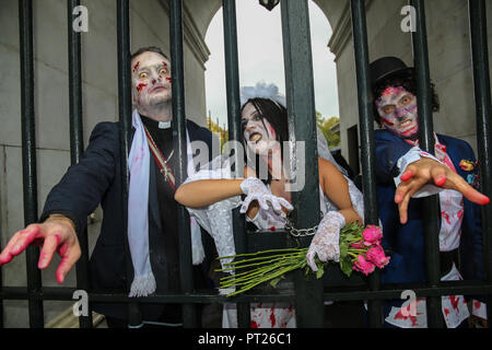 Londres, Royaume-Uni. 6 octobre 2018. Ne pas être dupé par cet effrayant à monstres ,au-dessous de tous les d'eux est un cœur d'or, le monde Zombie day revient à Londres pour aider à augmenter l'argent et de sensibilisation pour la prévention de la faim et l'itinérance, ils le font en recueillant de l'argent pour l'abri de la tempête ,London's seulement libre pour sans-abri dans le nord de Londres que s'efforcer de travailler à atténuer cette questions.@Paul Quezada-Neiman/Alamy Live News Banque D'Images