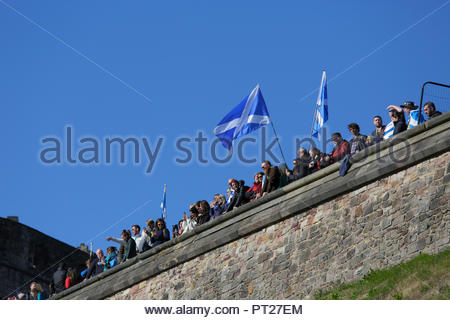 Edinburgh, Royaume-Uni. 6 octobre, 2018. Vu de l'esplanade du château d'Édimbourg, Johnston Terrace. Tous sous une même bannière (AUOB) mars pour l'indépendance, en marchant vers le bas du Royal Mile au parlement écossais pour un rassemblement à Holyrood Park. AUOB sont une Pro-Independence organisation dont le but principal est de mars à intervalles réguliers jusqu'à ce que l'Ecosse est libre. Ils seront les hôtes des processions publiques en faveur de l'Ecosse retour à l'indépendance. Credit : Craig Brown/Alamy Live News. Banque D'Images