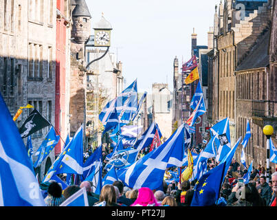 Édimbourg, Écosse, Royaume-Uni, 6th octobre 2018. All Under One Banner (AUOB) Scottish March and Rally for Independence, avec des supporters qui descendent le Canongate sur le Royal Mile pour un rallye. AOUB est une campagne pro-indépendantiste pour laquelle l'objectif est de marcher à intervalles réguliers jusqu'à ce que l'Écosse parvienne à l'indépendance. Les supporters de l'indépendance brandient les drapeaux écossais de la saltire de St Andrews Banque D'Images