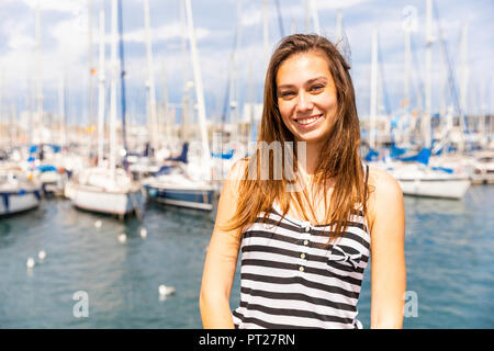 Portrait de jeune femme dans une marina Banque D'Images