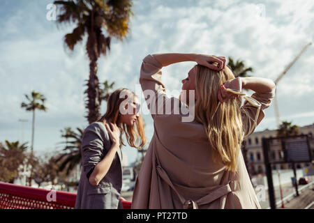 Vue arrière de la mode jeune femme portant manteau beige Banque D'Images