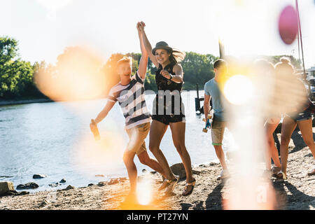 Groupe d'happy friends having fun at the riverside Banque D'Images