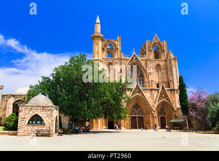 Sant impressionnante cathédrale Saint-Nicolas à Famagouste town,Chypre,la partie turque. Banque D'Images