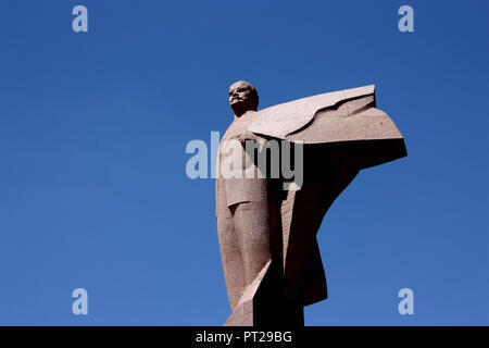 Une statue de Lénine en dehors de certaines maisons / Appartements à Tiraspol Banque D'Images
