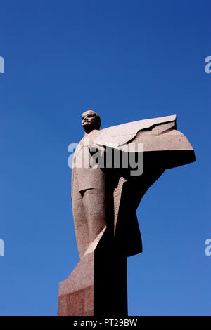 Une statue de Lénine en dehors de certaines maisons / Appartements à Tiraspol Banque D'Images