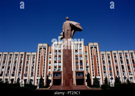 Une statue de Lénine en dehors de certaines maisons / Appartements à Tiraspol Banque D'Images