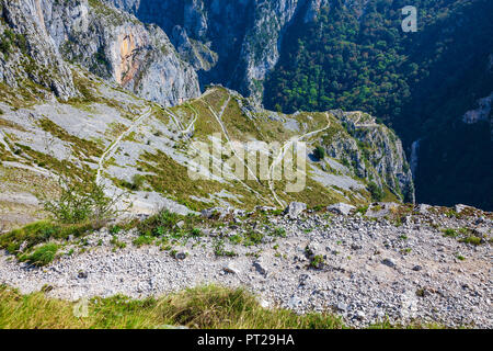 Le Parc National de Picos de Europa. Vue spectaculaire sur la route de montagne entre les villes de la Hermida (Urdón) et Tresviso (Cantabrie - Espagne), Banque D'Images