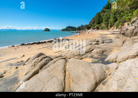 Apple Split Rock Beach en été, Kaiteriteri, région de Tasmanie, île du Sud, Nouvelle-Zélande, Banque D'Images