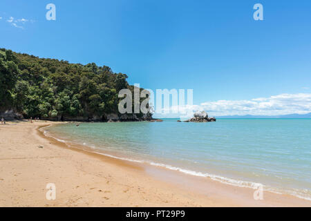 Split Rock Apple et sa plage en été, Kaiteriteri, région de Tasmanie, île du Sud, Nouvelle-Zélande, Banque D'Images
