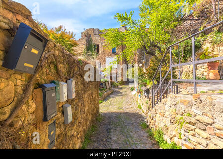 Boîtes aux lettres des maisons restaurées dans le centre de Bussana Vecchia, Sanremo, Province de Imperia, Ligurie, Italie, Europe, Banque D'Images