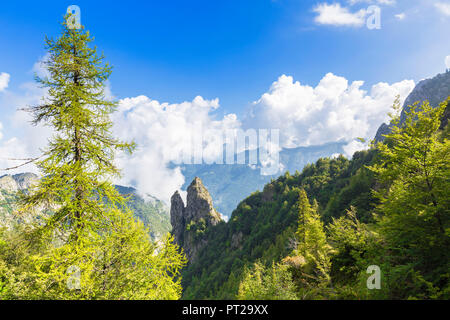 Frate et Monaca dans le groupe Pinnacles Grigne, Grigna Nuova Italia(Grignone), Parc Régional du Nord Grigna, Lombardie, Italie, Europe, Banque D'Images