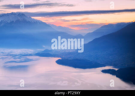 Lever du soleil sur le lac de Côme et de la Valteline, ci-dessus, l'église San Bernardo Monte Bregagno, Dongo, Lac de Côme, Lombardie, Italie, Europe, Banque D'Images