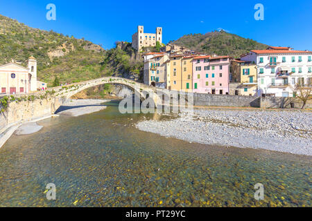 Village de Dolceacqua, Province de Imperia, Ligurie, Italie, Europe, Banque D'Images